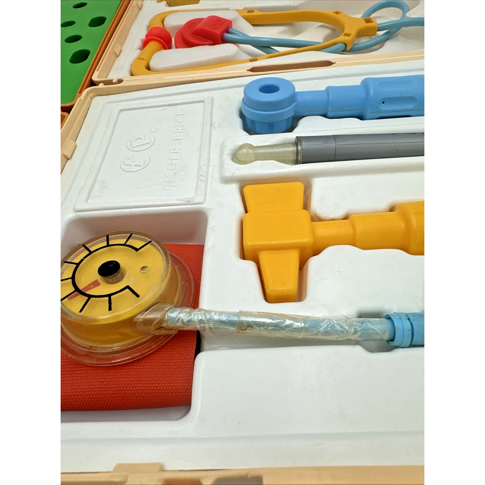 Set Of 2 Vintage 1977 Fisher-Price Medical And Tool Kits - Picture 7 of 7
